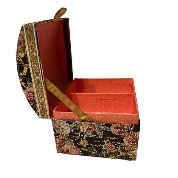 Beautiful trinket box that plays Swan Lake - Picture 5 of 7